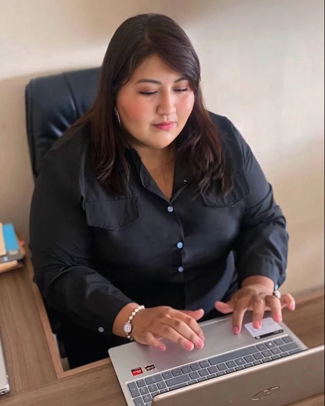 Abg. Ana Bozada Cortez trabajando en su oficina